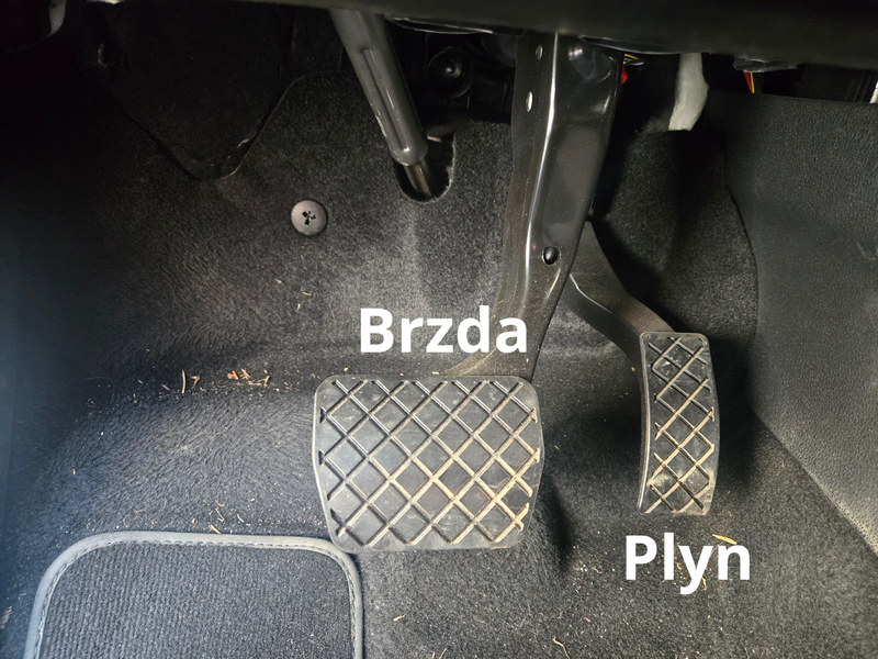 Pedály v autě s automatem — široká brzda vlevo, plyn vpravo